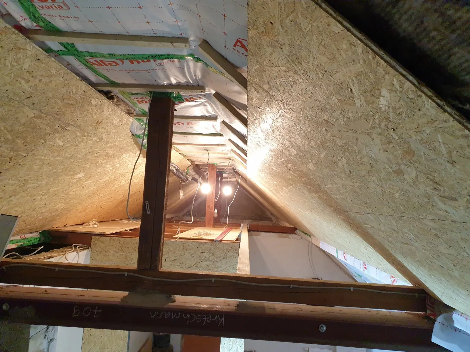 Dachstuhl mit OSB-Platten während des Ausbaus