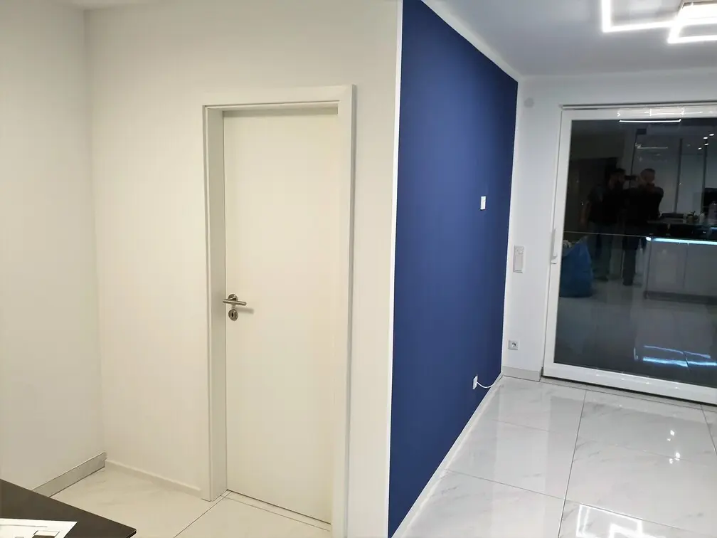 Neue Innentür neben dunkelblauer Akzentwand